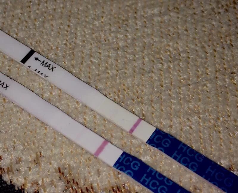 Тест на беременность показал бледную полоску. Тест на беременность слабая вторая полоска. Тест на беременность если слабая вторая полоска на тесте. Очень слабая 2 полоска на тесте на беременность. Тест на беременность очень слабая вторая.