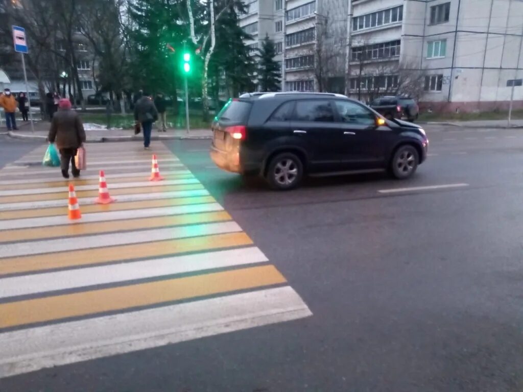 Наезд на пешехода на пешеходном переходе. Пешеход перебегает тверскую. сбил пешехода переходящего на красный. сбили человека на тверской. на красный светофор сбил.