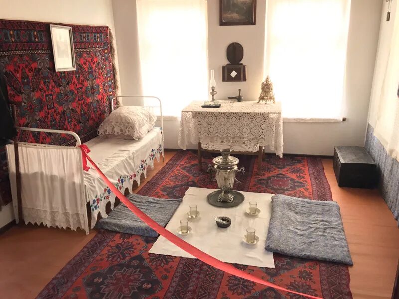 Памятник сулейману стальскому. Мемориальный дом-музей с стальского. Юдаков сулейман дом музей. Дом сулеймана стальского. Музей сулеймана стальского.