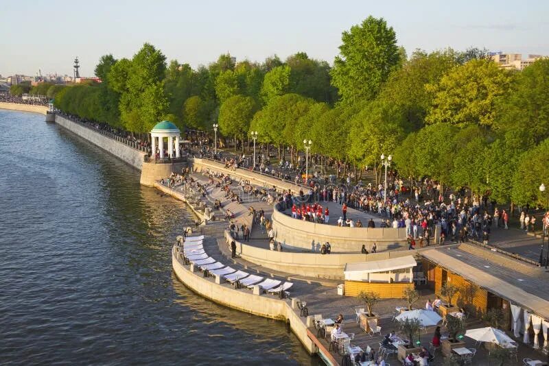 Оливковый пляж парк горького. Мост лужнецкая набережная парк горького. Гранитная набережная москва. Walk on embankment. Золотой остров софийская набережная.