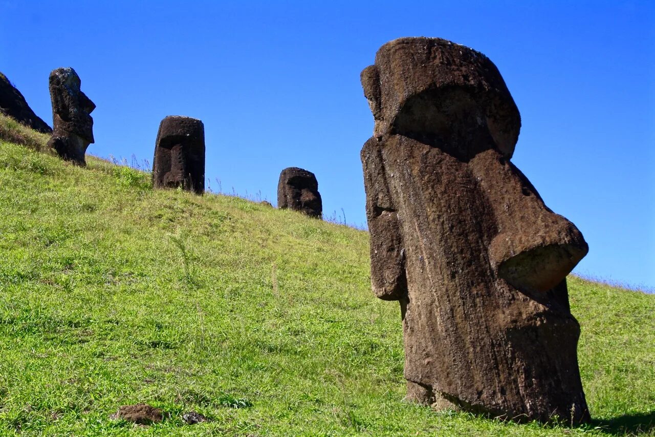 Статуи на острове. Остров Пасхи статуи Моаи. Моаи на острове Пасхи. Каменные истуканы острова Пасхи. Идолы острова Пасхи.