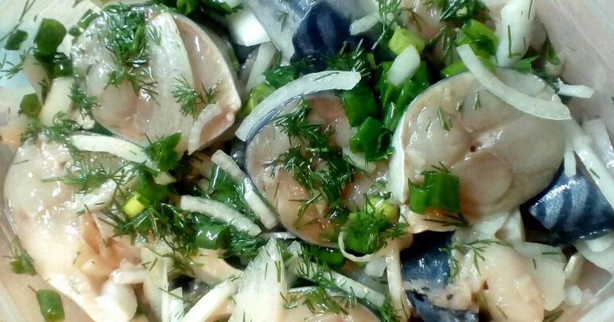 Скумбрия кусочками в маринаде быстрого. Скумбрия отварная. скумбрия соленая с зеленью. маринад для скумбрии. маринад для свежей скумбрии.