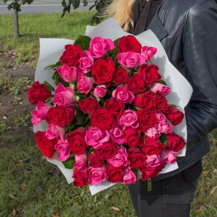 Какого цвета дарить розы. Букет из роз с днем рождения. дарит букет роз. какие розы подарить. букет огромных роз в подарок маме.