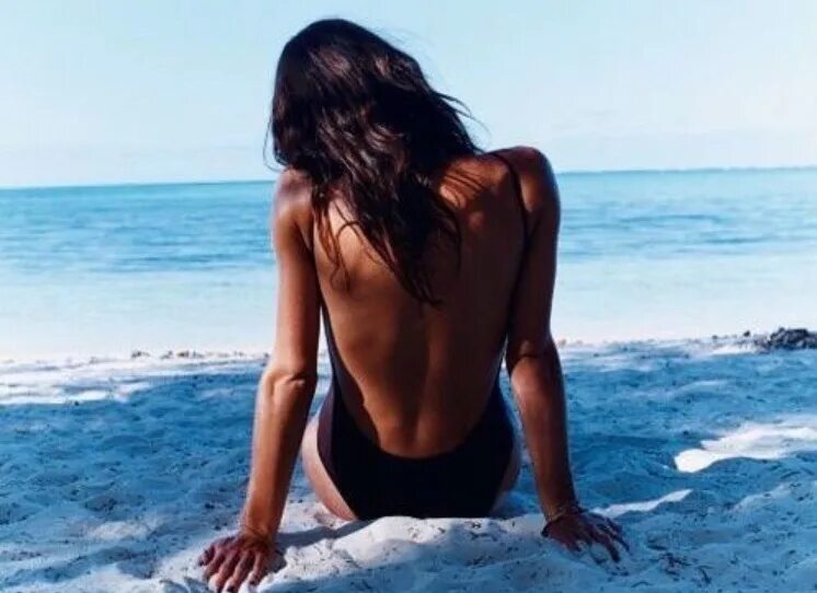 Девушка на пляже спиной фото. Девушка на пляже. Красивые подружки на пляже. Девушка на пляже спиной фото. Девушка на пляже спиной.