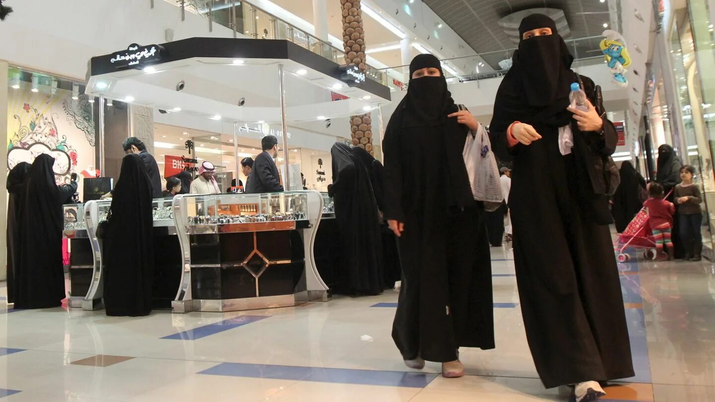 Женщины в арабских странах. Саудовская Аравия абайя. Абайя одежда для женщин в Саудовской Аравии. Эр Рияд женщины. Рияд Саудовская Аравия.