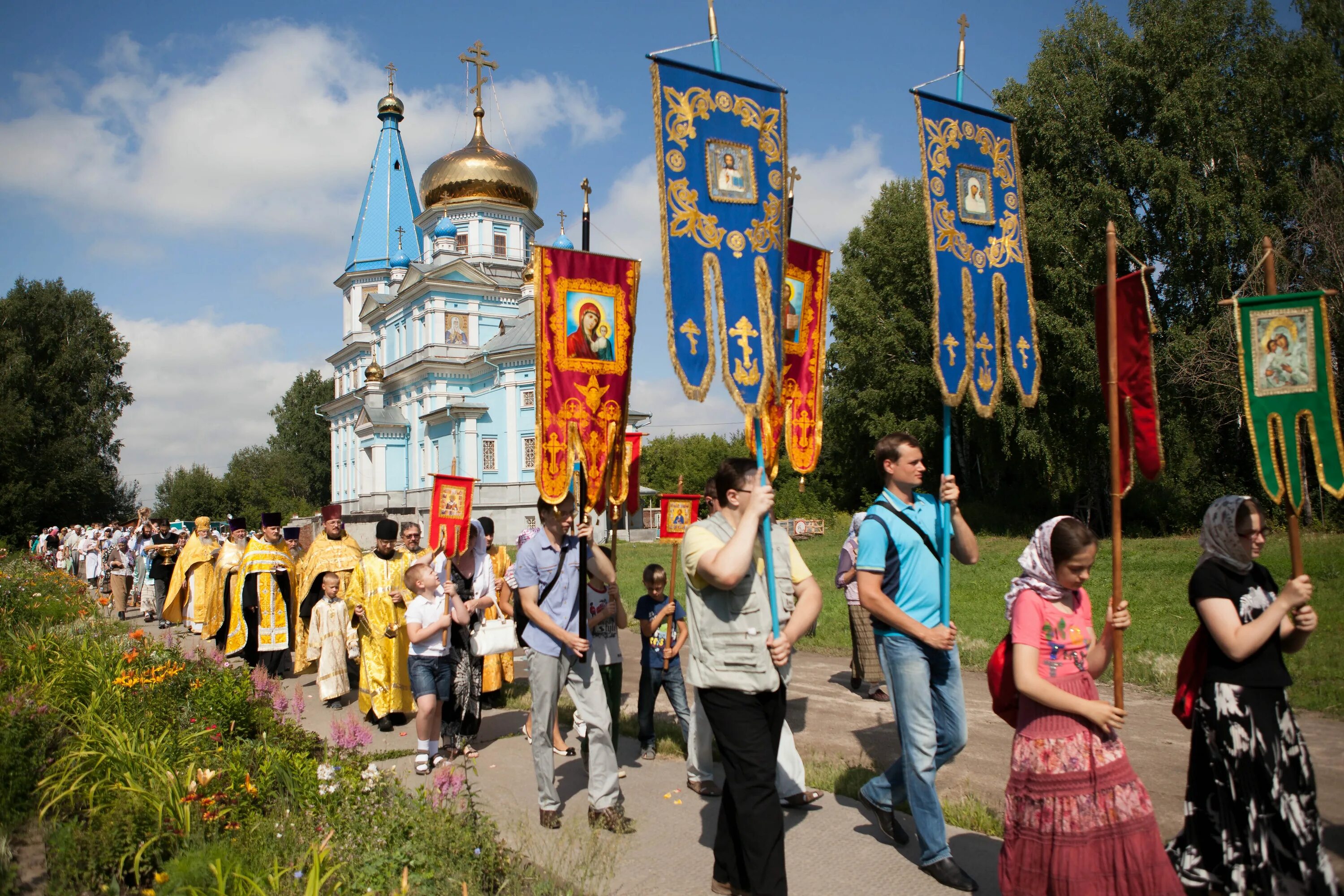 Крестный ход (церковь покрова-на-лузе). Крестный ход вокруг храма на пасху. У храма крестный ход на пасху. Крестный ход вокруг церкви. Даниловский монастырь крестный ход.