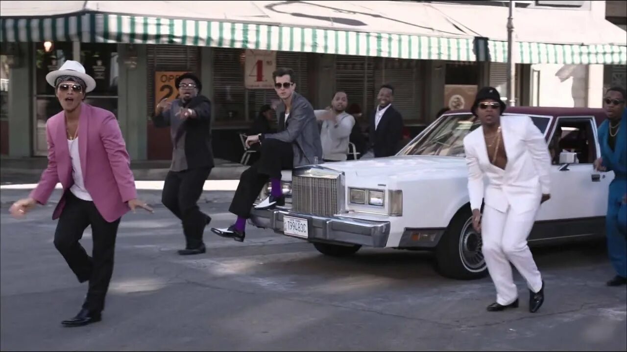 Песню mark ronson uptown funk. Uptown special. гифка лимузин. uptown funk джером роббинс.