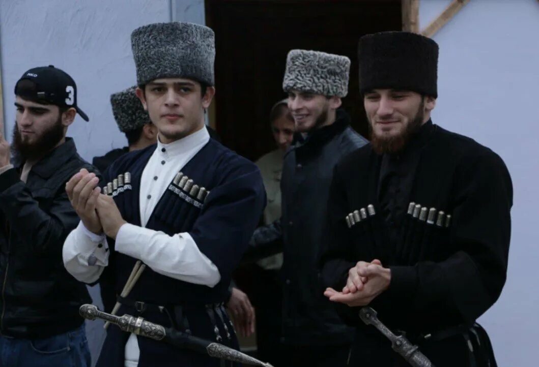 Чеченцы молодежь. Грозный молодежь. Молодежь чечни. Чеченцы молодежь. Чеченские студенты.