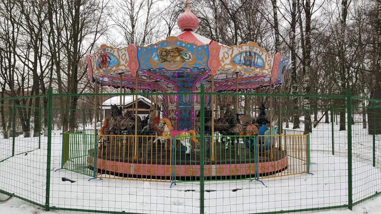 Лунапарк череповец. Парк ветеранов вологда аттракционы. Парк аттракционов вологда. Кремлёвский парк великий новгород аттракционы. Карусель кремлевский парк вологда.