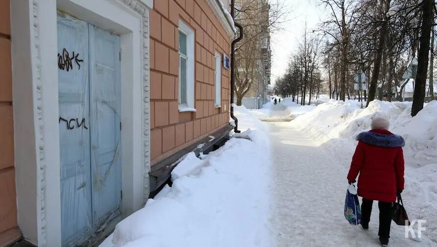 Небольшой снег. Снежных выходных. Перелом зимы. Февраль снег город.