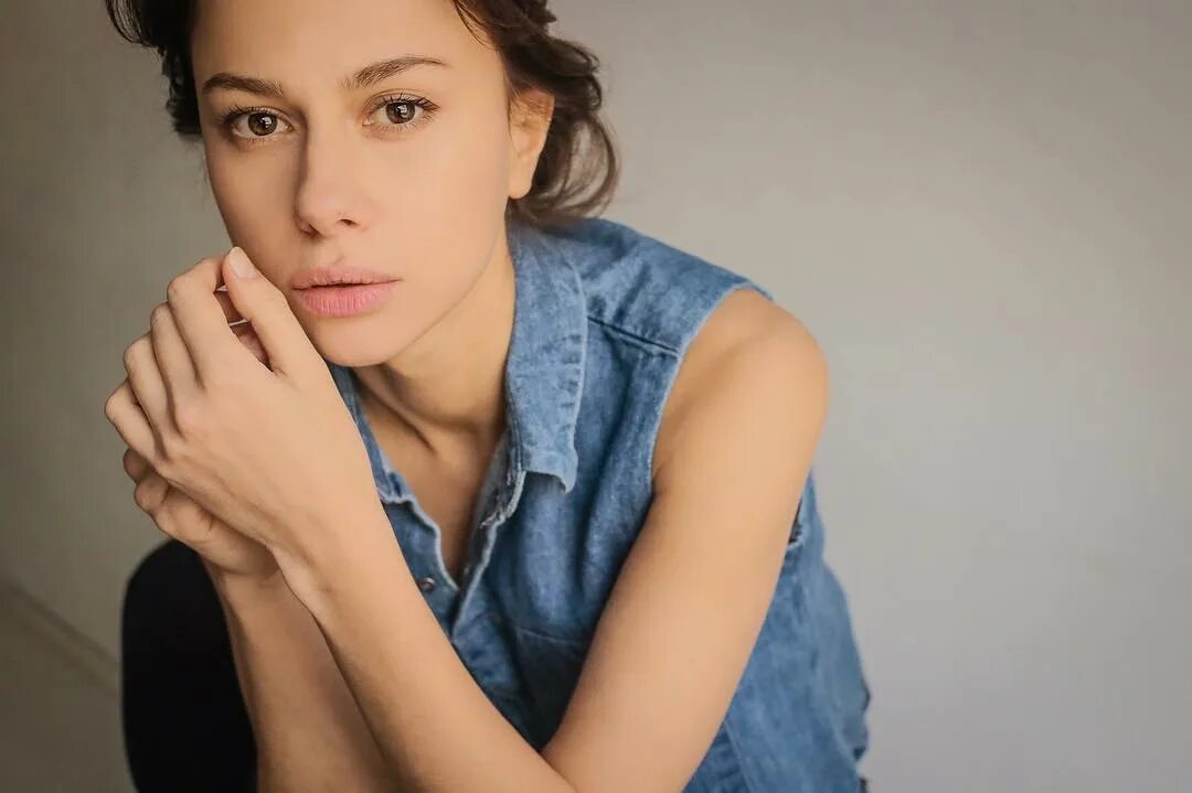 Девушка кинооператор. Кристен риттер 2022. На работу актриса. На работу актриса. На работу актриса.