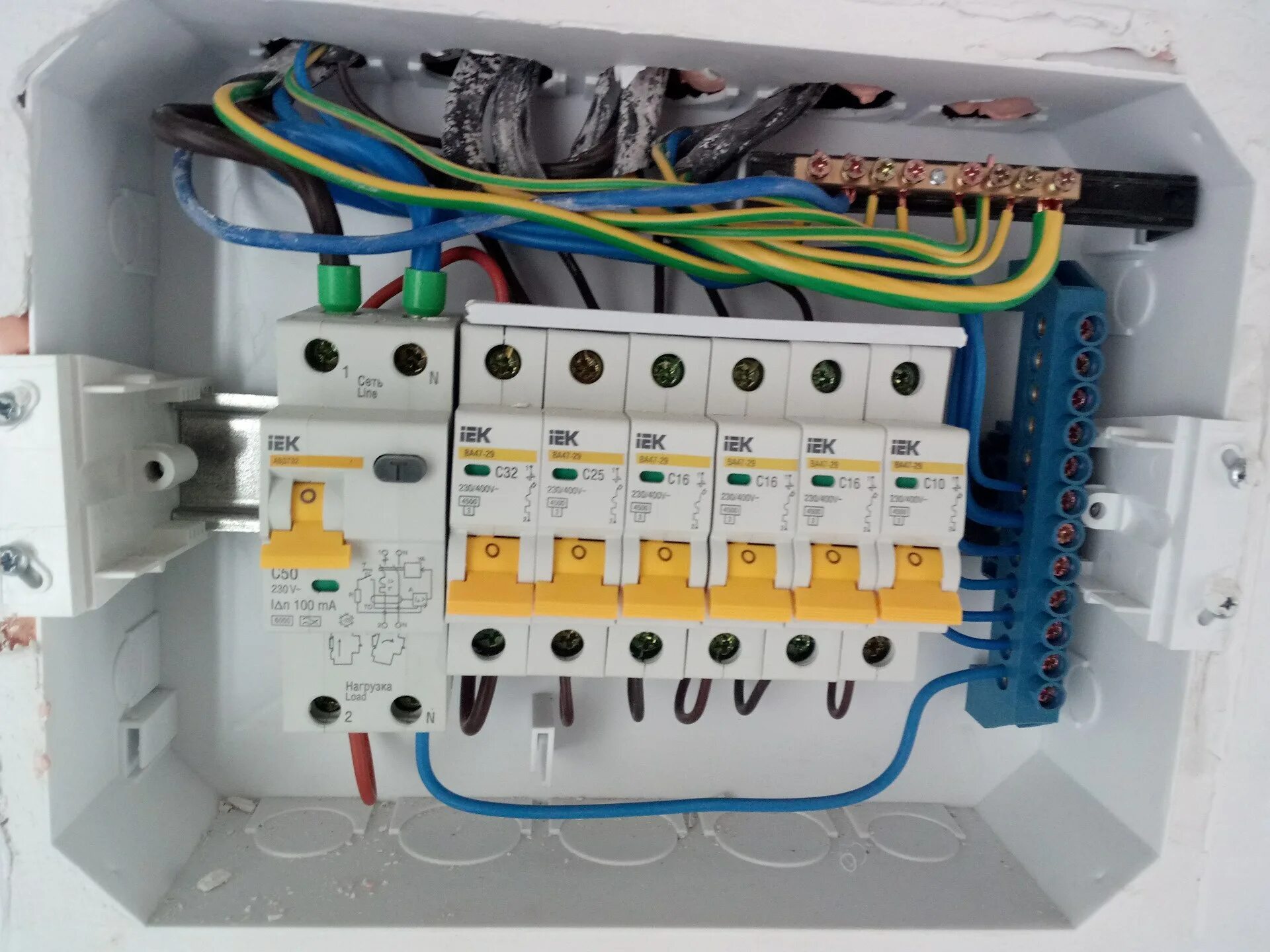 Сборка щитов автоматов. Распределительный щит для 12 автоматов IEK. Щиток на 12 автоматов расключение. Электрощиток на 12 автоматов. Монтаж щита IEK 12.