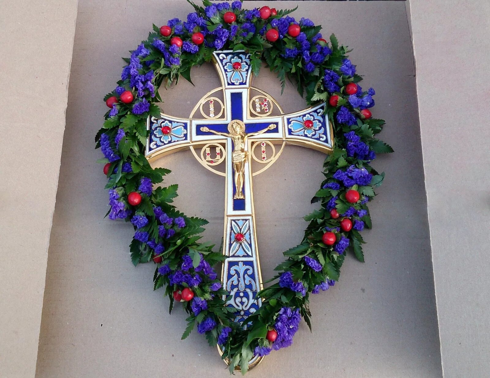 восьмиконечный православный крест. деревянный крест на могилу. цвета крестов. крест сретенский монастырь. пасхальный крест.