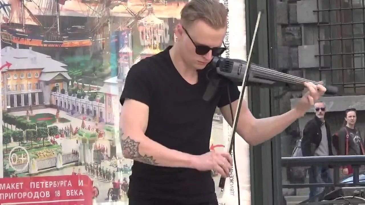 Играет на скрипке в метро. Крутая игра на скрипке на улице. уличный скрипач. воронежский музыкант на электроскрипке мужчина.