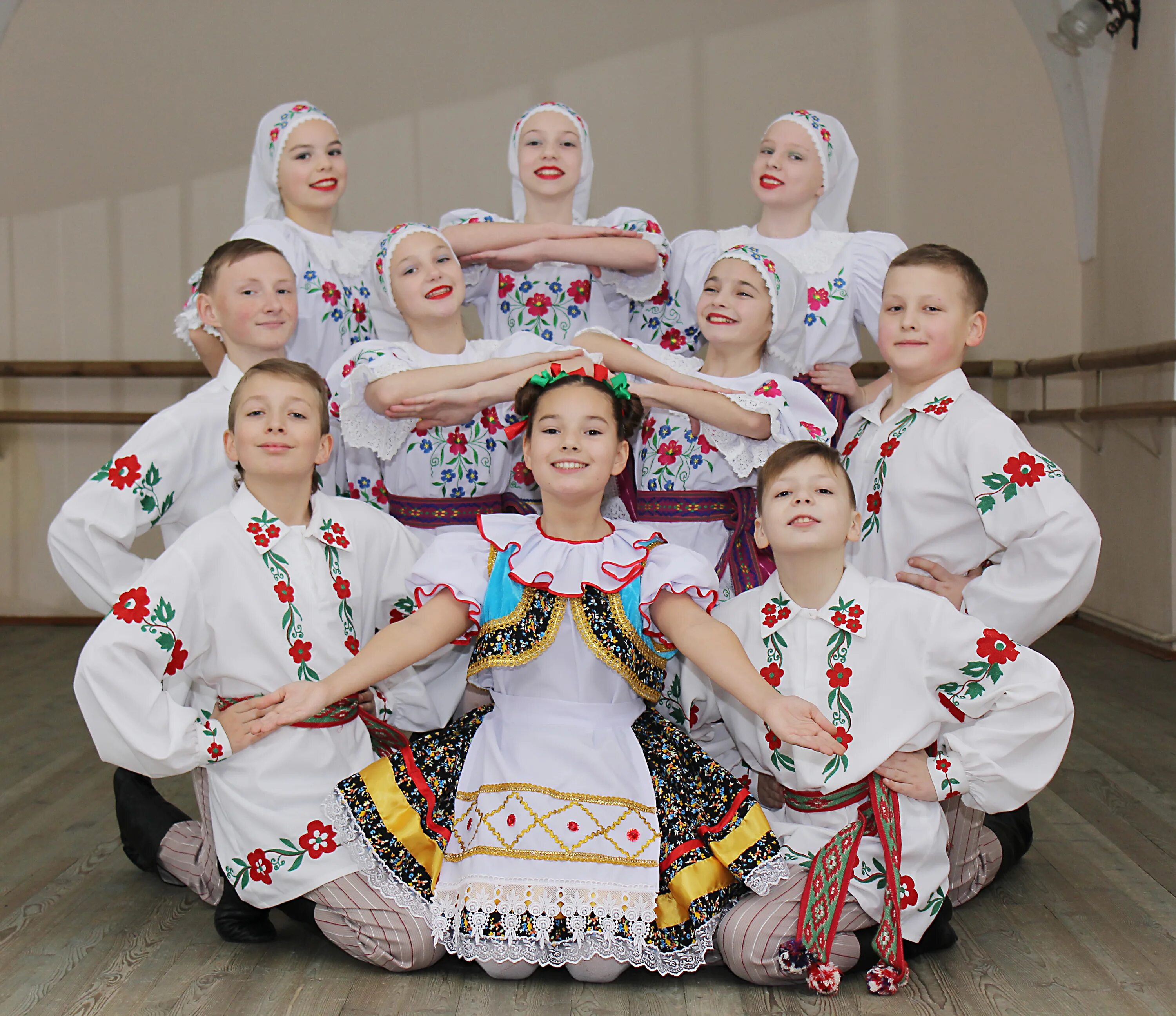 Ансамбль Крыжачок БГУ. Белорусский танцевальный ансамбль Чабарок. Белорусский народный танец Лянок. Белорусский танцевальный костюм.