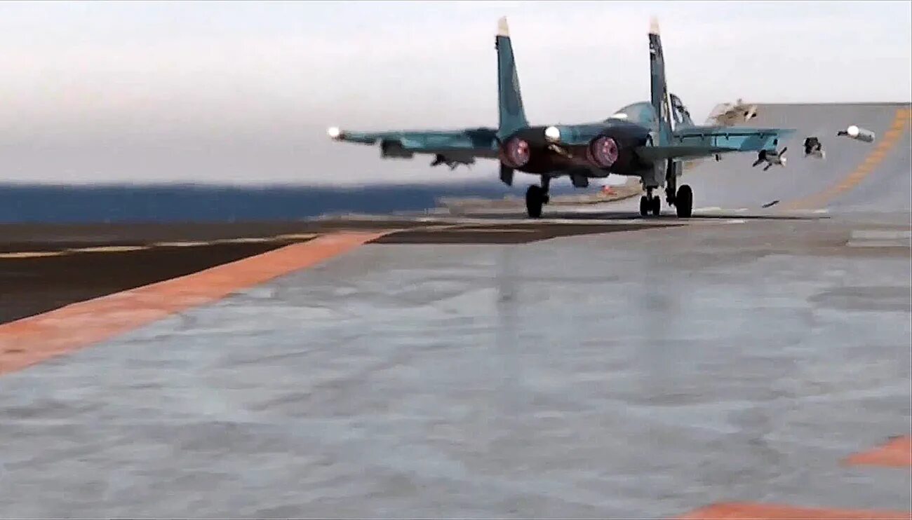Су-33 в Сирии. Су-33 палубный истребитель. Су-33 на Кузнецове. Су-33 ТАВКР. Кузнецов утонул