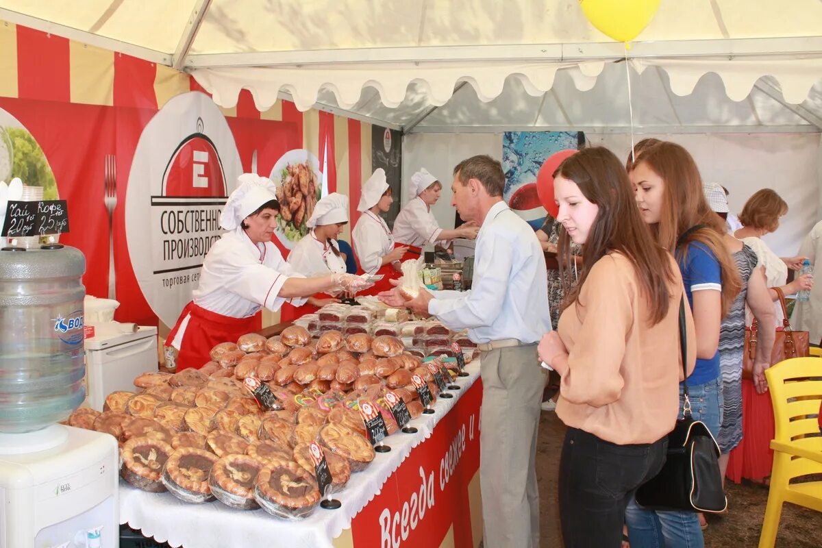 Витрина для салатов. Европа собственное производство. Spar йошкар-ола. Ассортимент пекарни. Европа собственное производство.