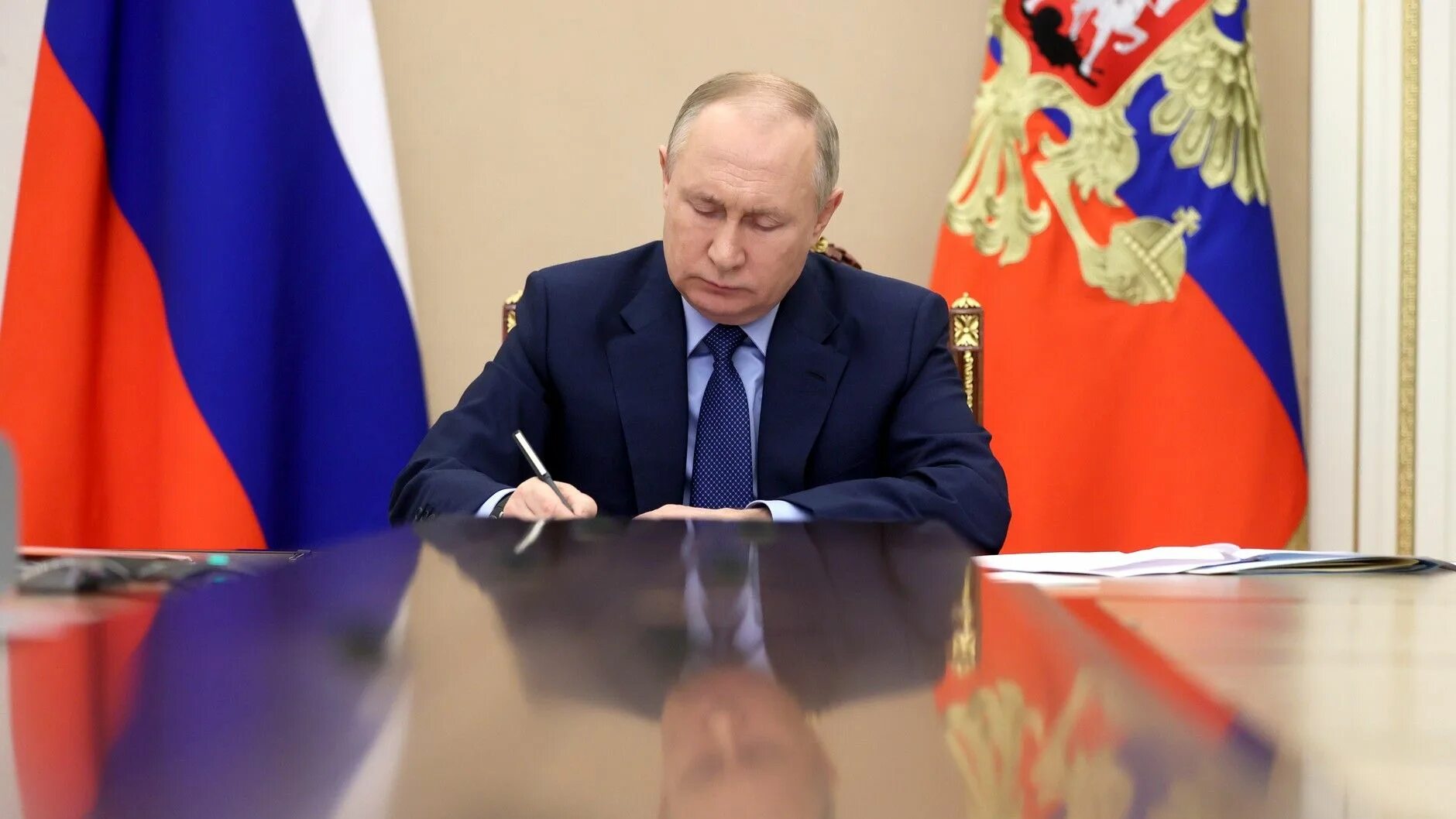 Фото Путина. Губернатор подписывает указ