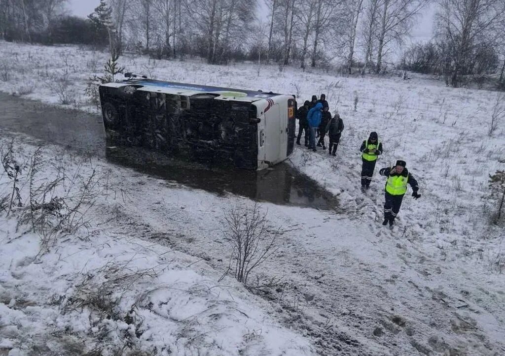 18 апреля 4 00. ДТП С автобусом в Ульяновской области. Опрокидывание автобуса. Автобус перевернулся зимой.