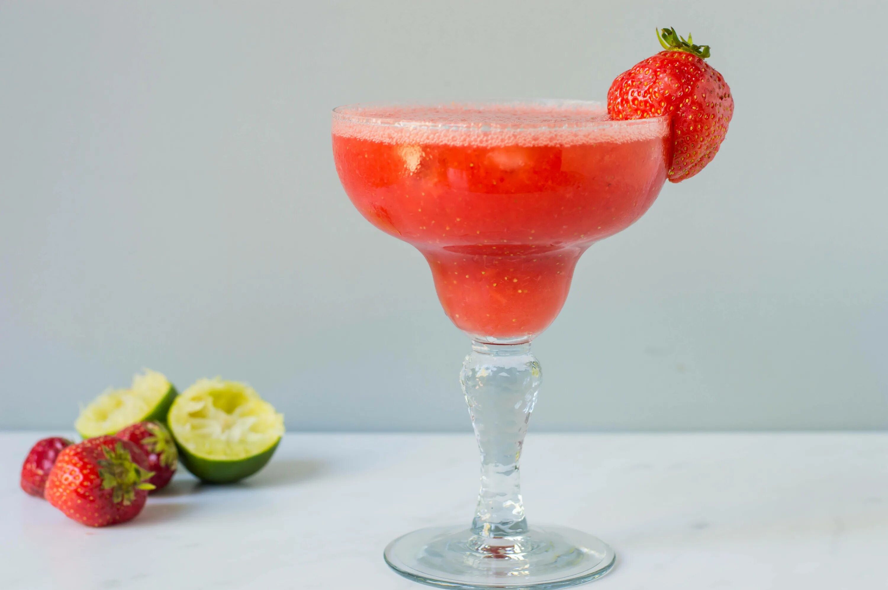 Strawberry Margarita коктейль. Strawberry Daiquiri коктейль. Коктейли с самбукой рецепты