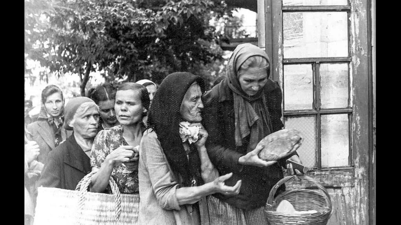 Как жили во время великой отечественной. Очередь за хлебом в блокадном Ленинграде. Блокада Ленинграда 1941 очередь за хлебом. Блокада Ленинграда хлеб очередь.