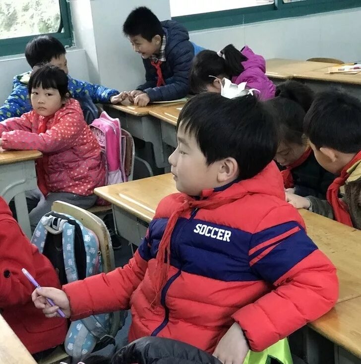 Китайский шок. Китайские дети в школе. Школа в Китае. Китай в куртках в школе. Детдома в Китае.