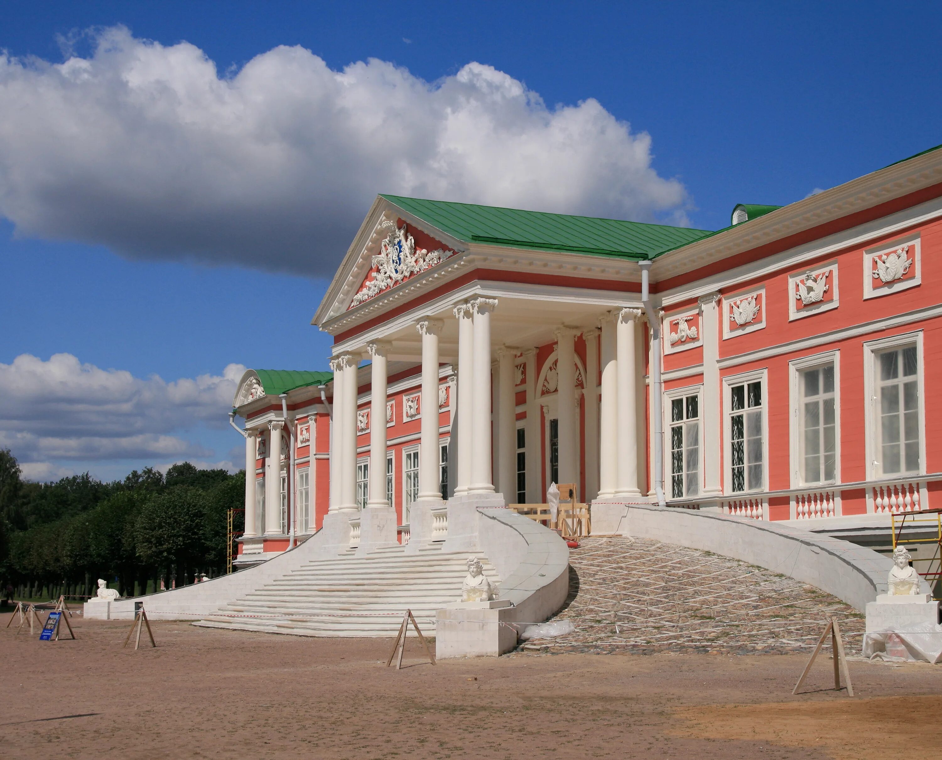 Фасад дворец Шереметьевых Кусково. Театр Шереметьева в Кусково. Театр в Кусково Шереметьевых. Кусково дворец снаружи. Усадьба кусково архитектурно художественный егэ