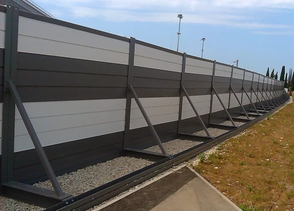 установка шумозащитных экранов. шумозащитные экраны камаз 43118. автомагистраль шумозащитные экраны. установка шумозащитных экранов. сэндвич панели для забора.