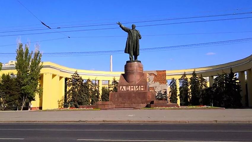 Площадь ленина работает. Площадь ленина спб финляндский вокзал. Статуя ленина в воронеже. Площадь ленина воронеж 2007. Площадь ленина (воронеж) воронеж.