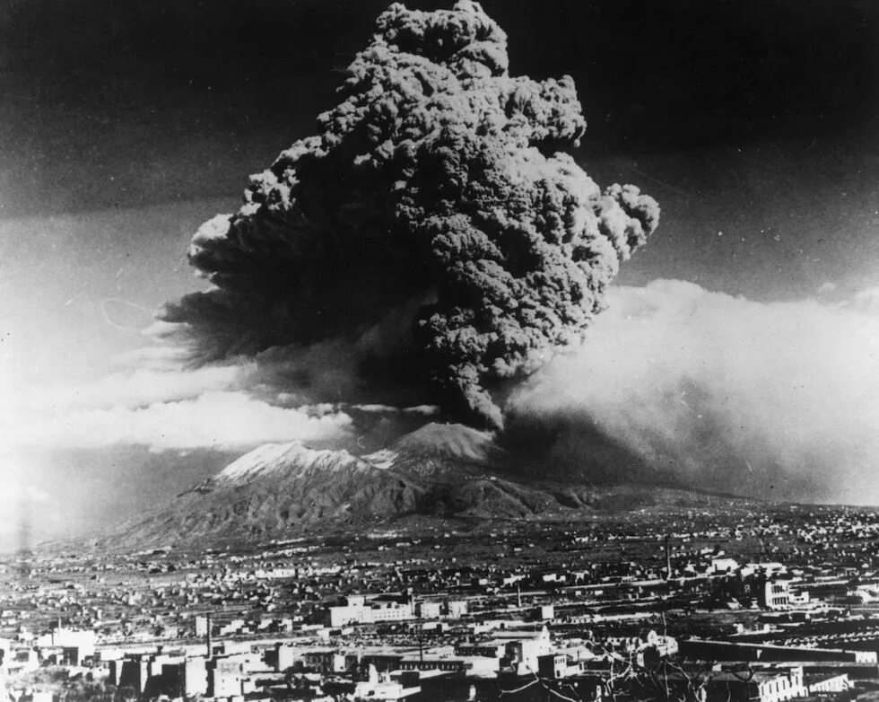 Помпея вулкан год. Извержение вулкана везувий 1944. извержение вулкана везувий в 1944 году. вулкан везувий извержение помпеи. вулкан везувий последнее извержение.