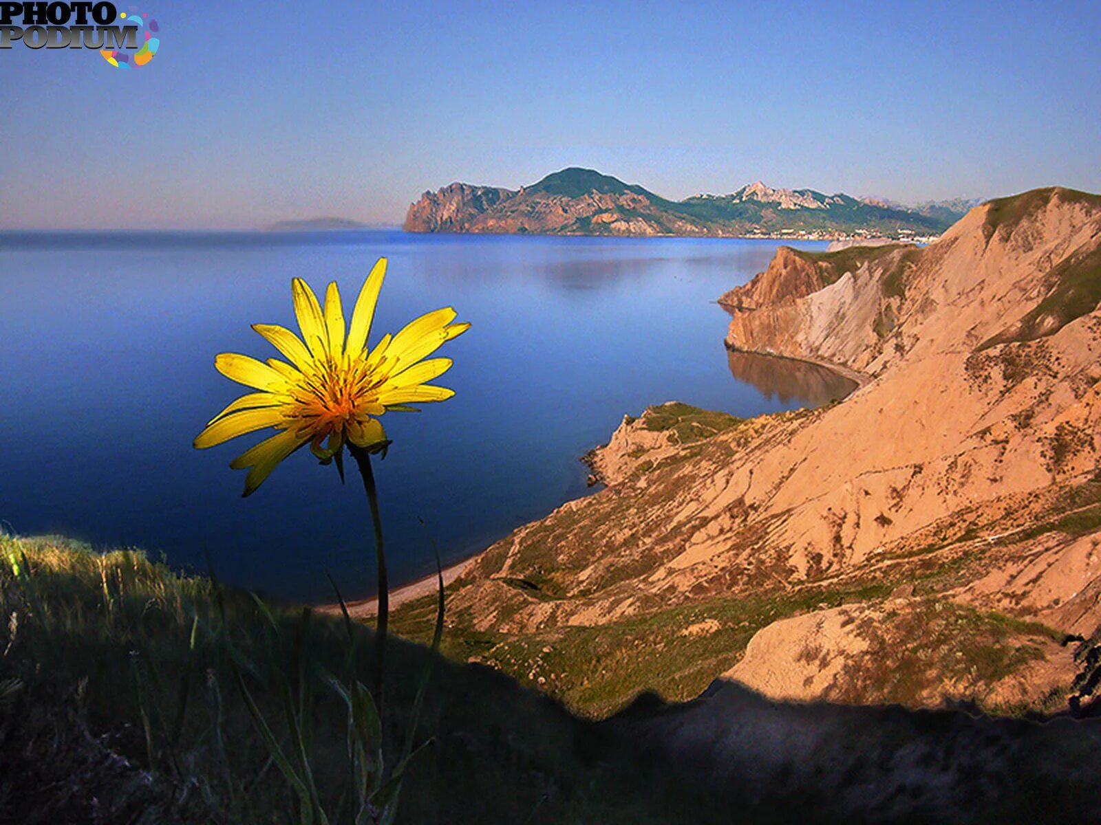 Природа Крыма. Горы солнце. Море весной.