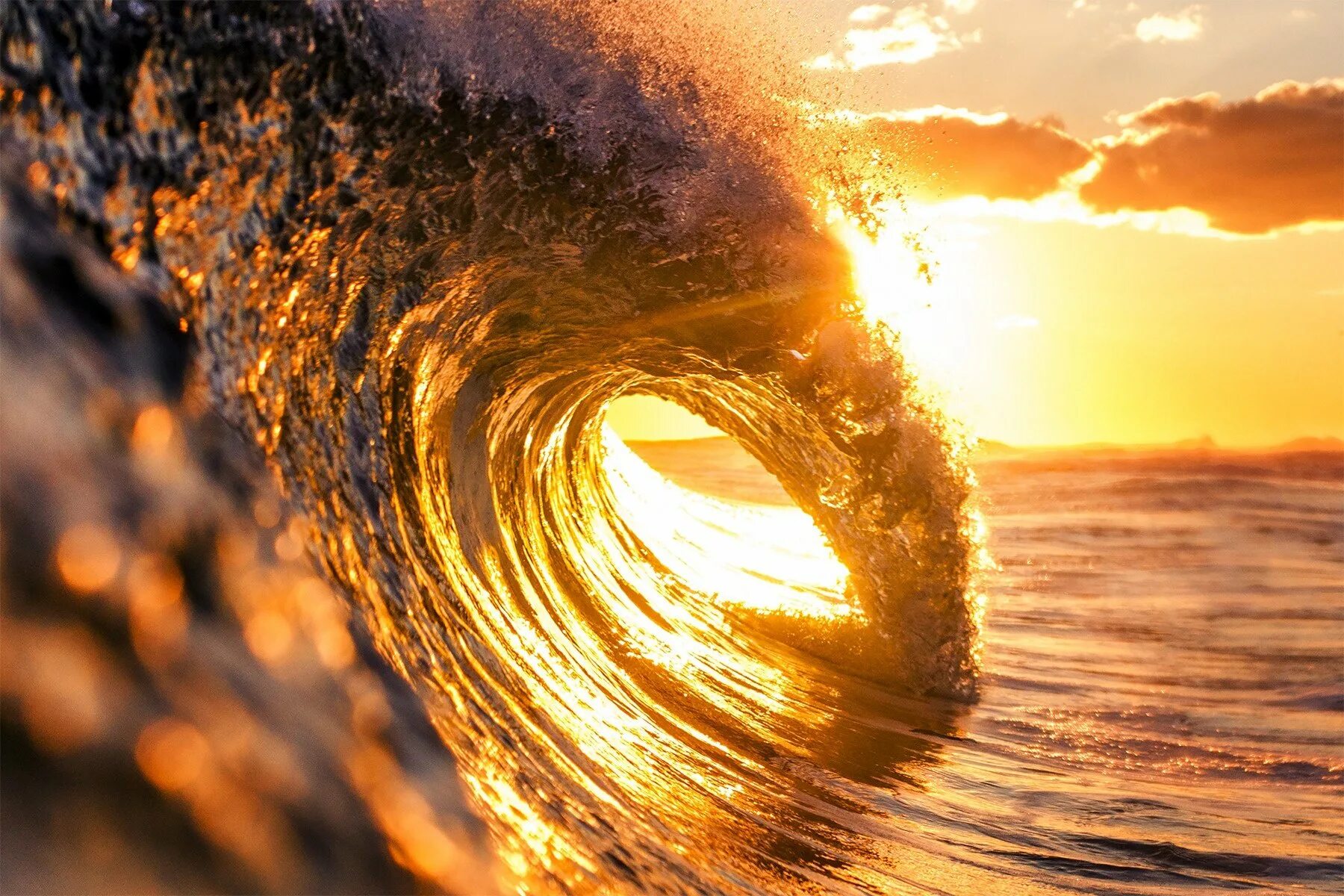 Море волны солнце. Море закат волны. Волны на закате. Красивые волны.
