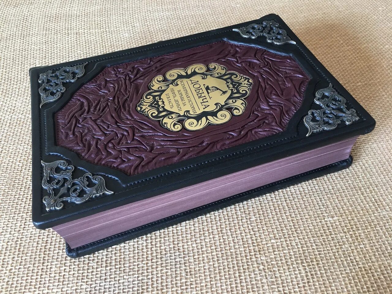 Швейная мастерская в винтажном стиле. Искусство японии в кожаном переплете. Винтажная швейная машинка. Материалы инструменты приспособления. Приспособления для ручных работ.