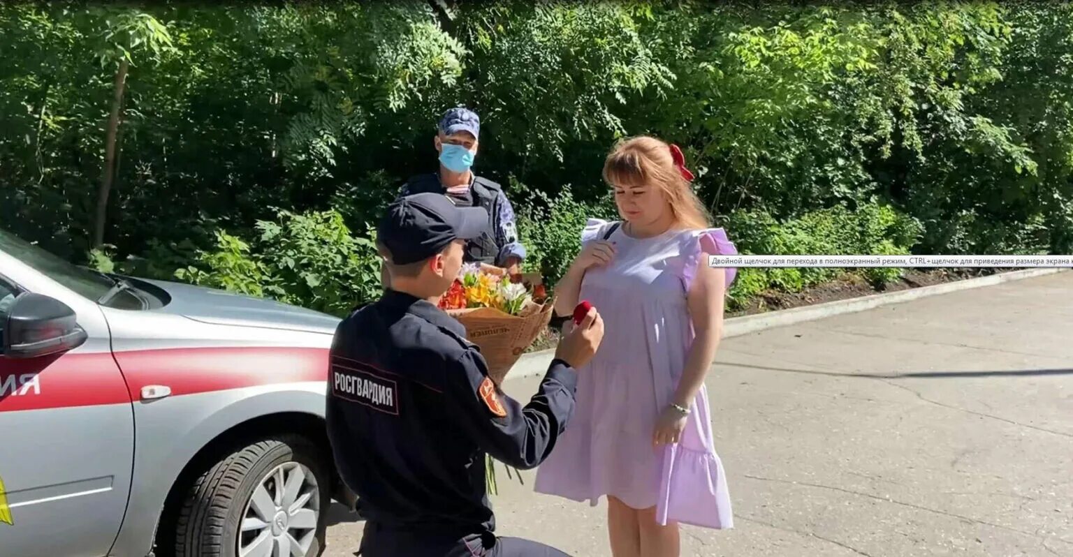 Девушку задержала полиция. Старший полицейский вневедомственной охраны. замуж за полицейского. полиция любовь. полицейский делает предложение девушке.