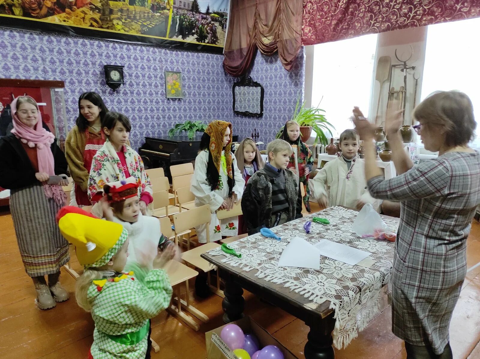 посиделки пенсионеров. клубы по интересам для пожилых людей. крещенские посиделки в детской библиотеке. святочные посиделки в клубе. посиделки пенсионеров.