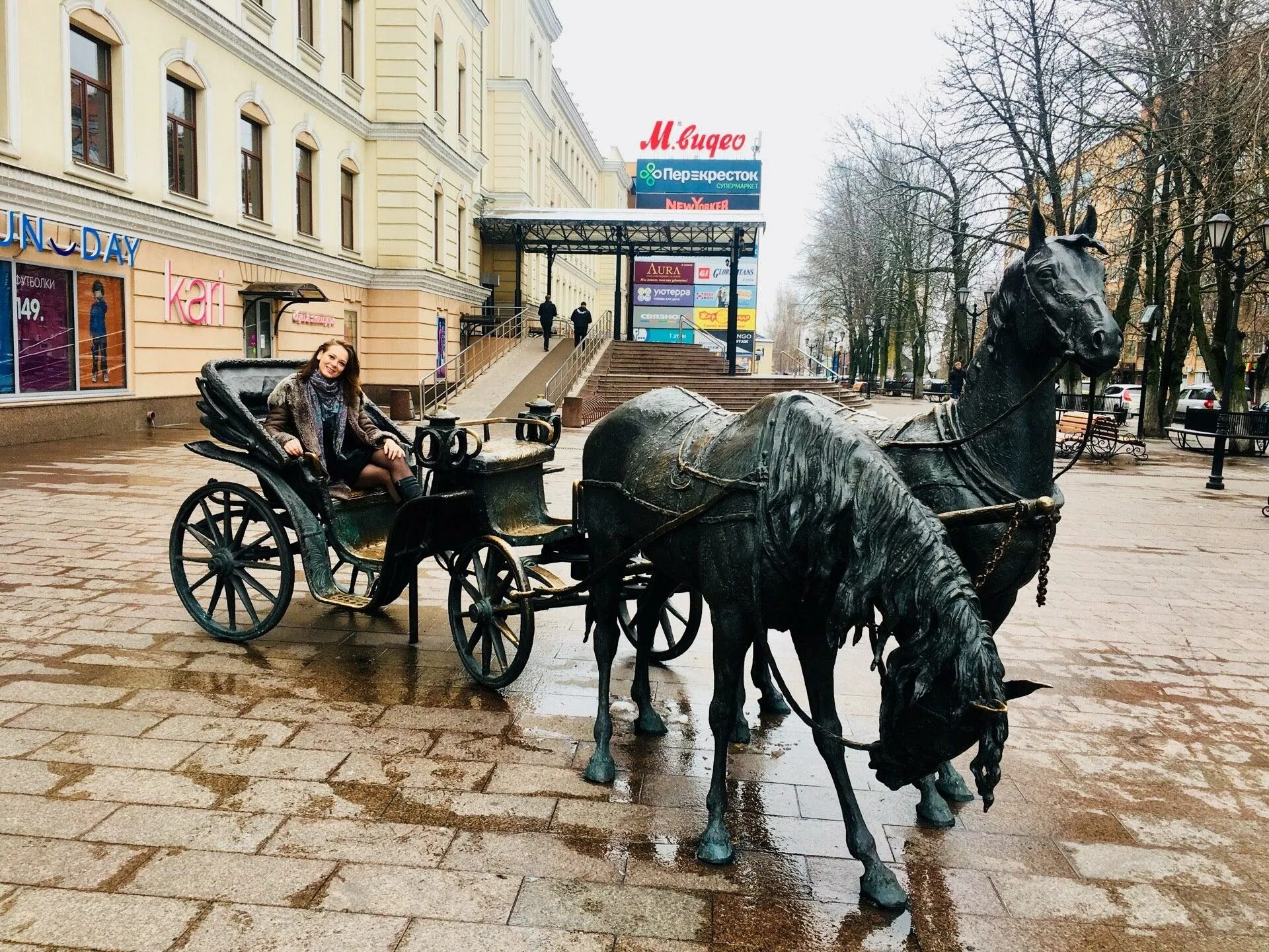 Манеж курск. Тц манеж курск памятник. елка манеж курск. манеж курск фото.