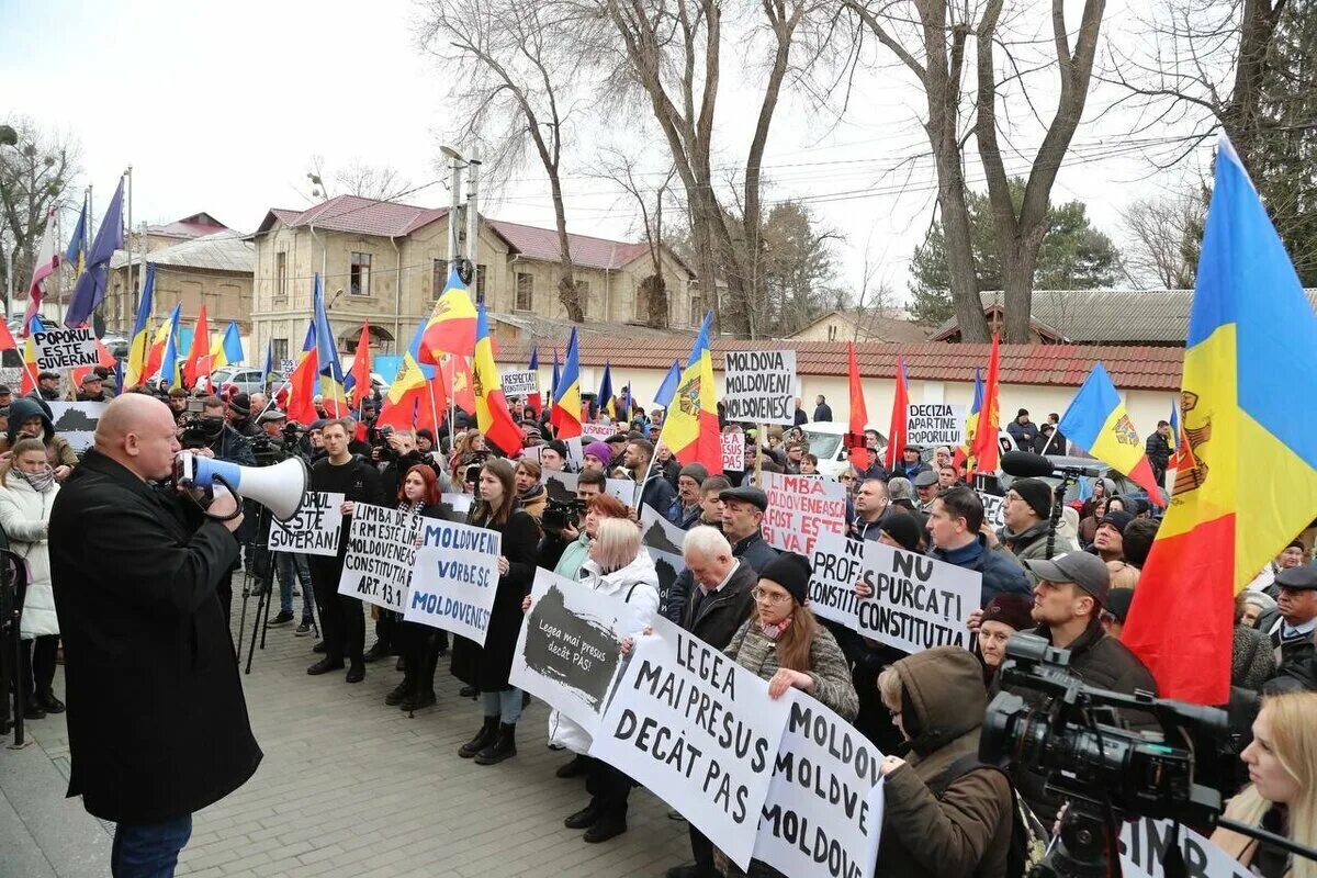 Молдавия митинг 2023. Митинг. Румыны митинг. Митинги в Молдавии. Выступающие против свободы