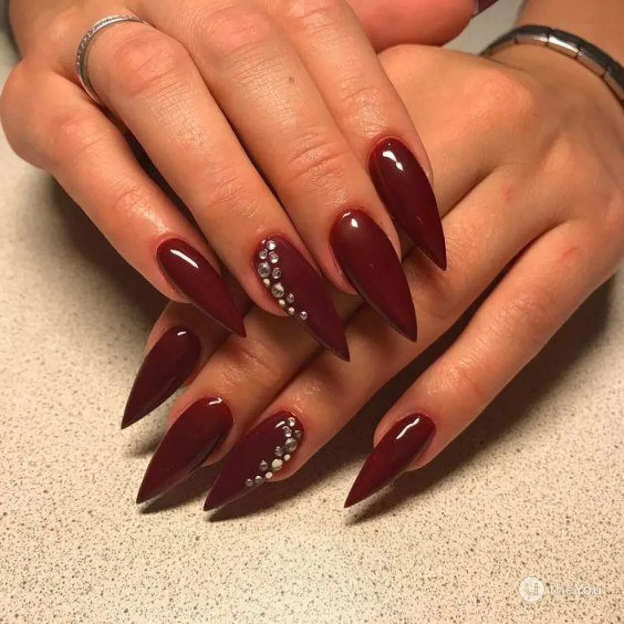Острые ногти 2023. Стилеты дизайн 2022. Наращивание ногтей длинные острые. Бордовый маникюр острые. Красивый маникюр на длинные ногти.