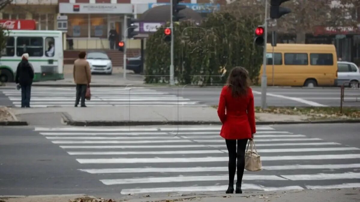 Девушка на переходе. Девушка переходит дорогу. Светофор для людей. Девушка светофор. Переход на красный пешеход