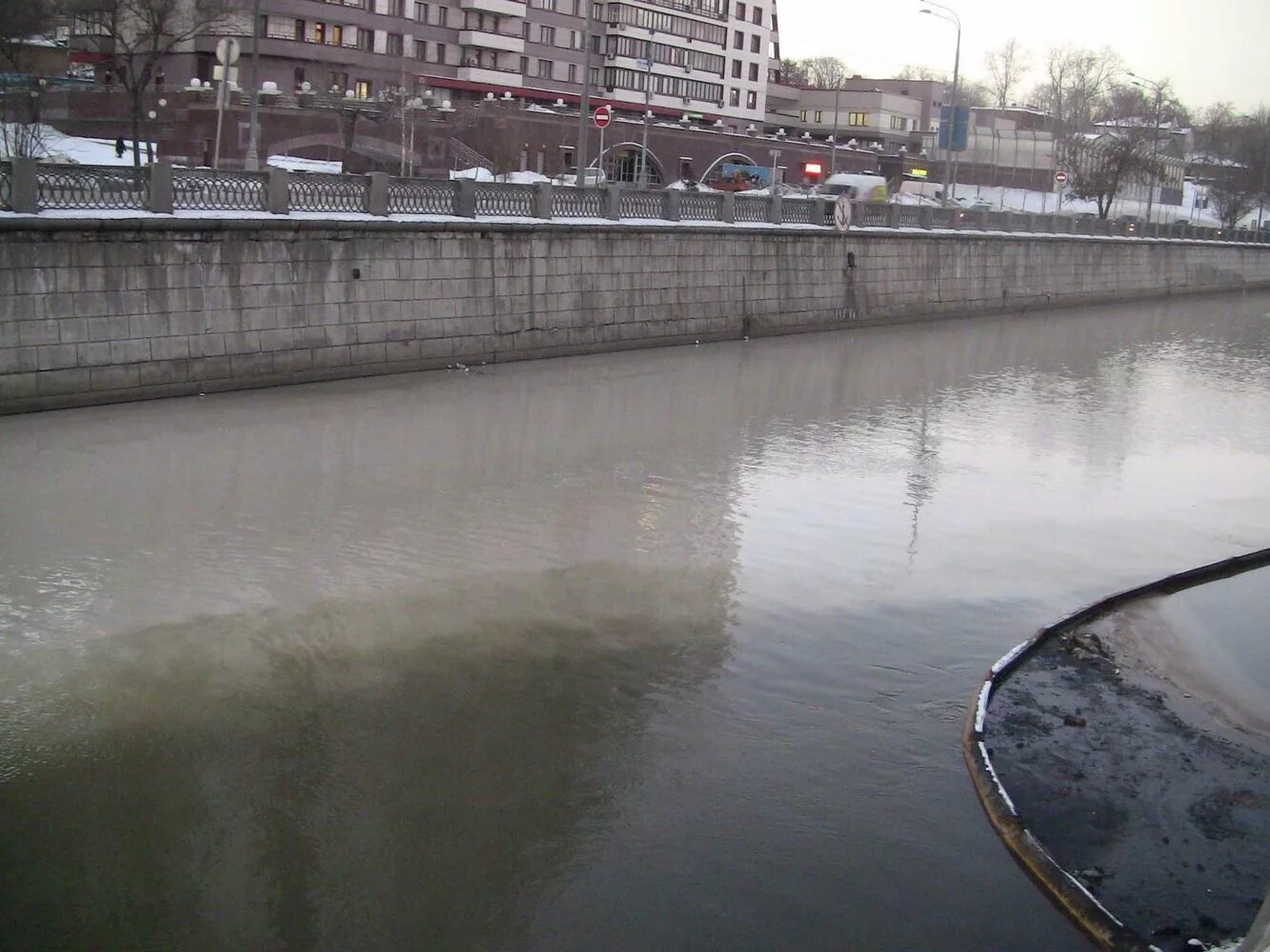 Уровень воды в исети сегодня. Река Яуза в Москве. Яуза грязная река. Загрязнение реки Яузы. Москва река грязная вода.