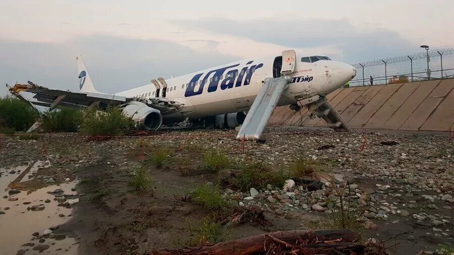 Прямой самолет из архангельска в сочи. Боинг 737-800 ютэйр сочи. boeing 737-800 в сочи. самолёт ютэйр крушение 737.