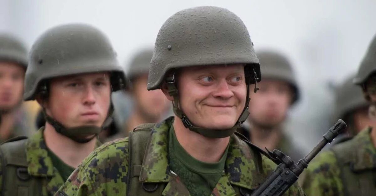 Военный улыбается. Солдат улыбается. Эстонские военные. Эстонская Военная форма. Удивленный солдат