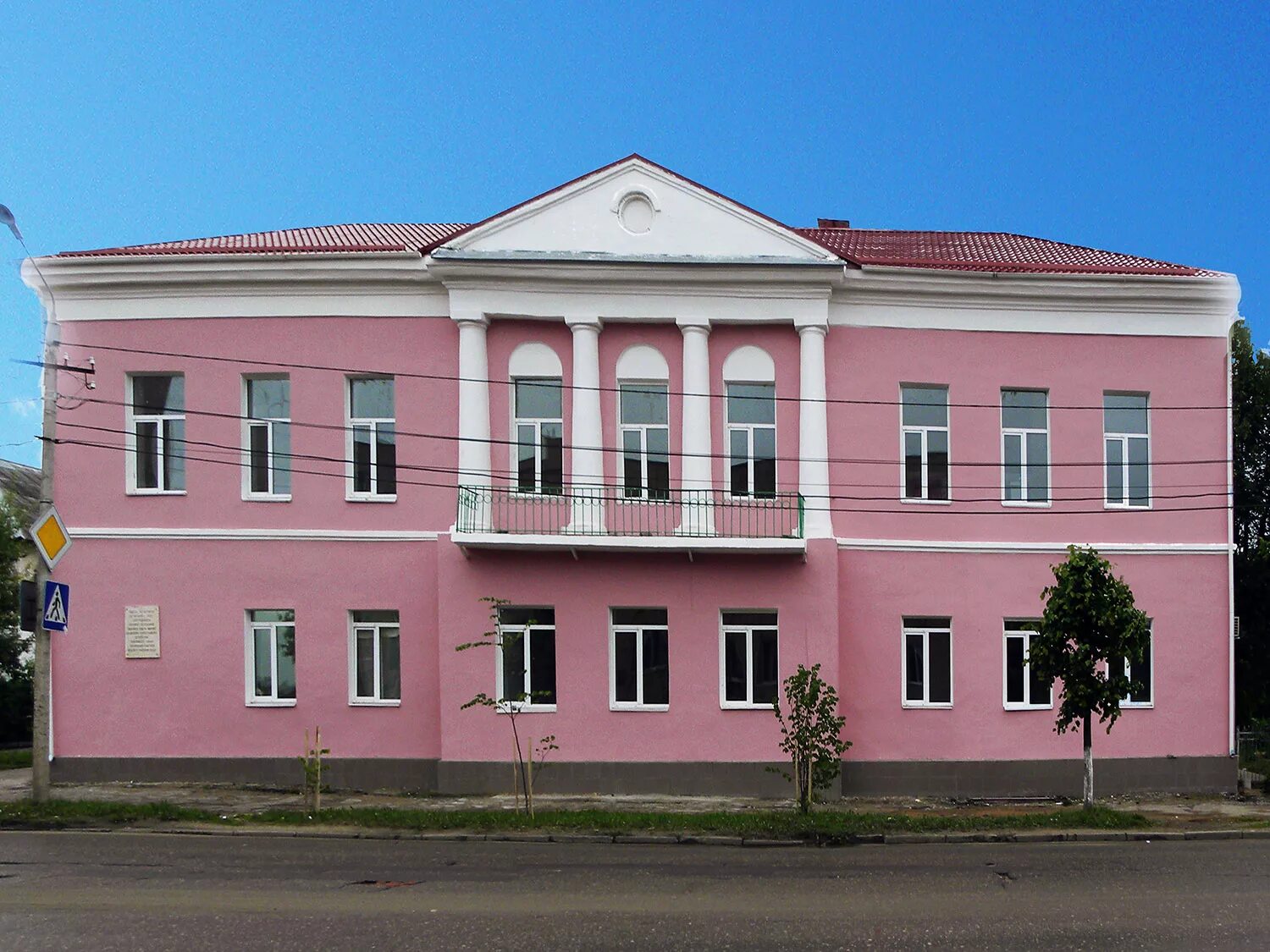 Роддом на гагарина. Родильный дом в Гагарине. Гагарин (Смоленская область). Г.Гагарина дом.Смоленск. Здание старого роддома в Навле.