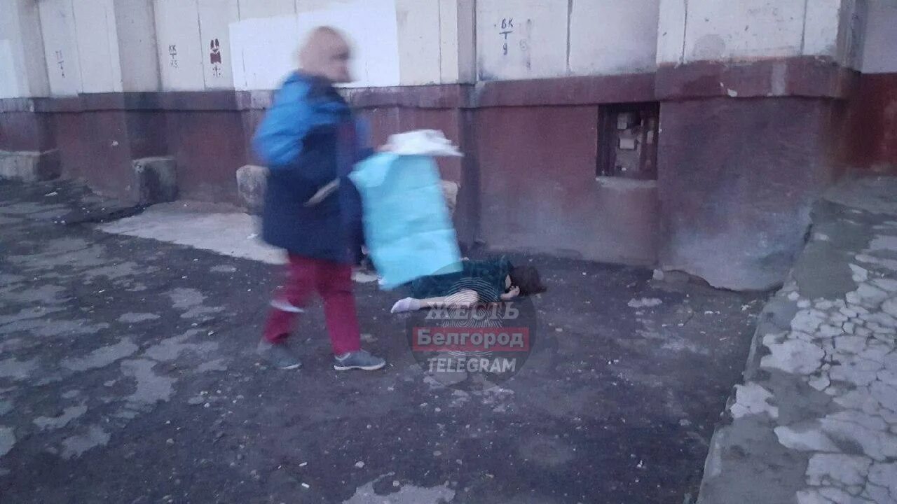 падение с крыши. прыжок девушки с 9 этажа новосибирск. окно в общежитии стеклопакет. выпал из окна кемерово. студент сфу выпал из окна.