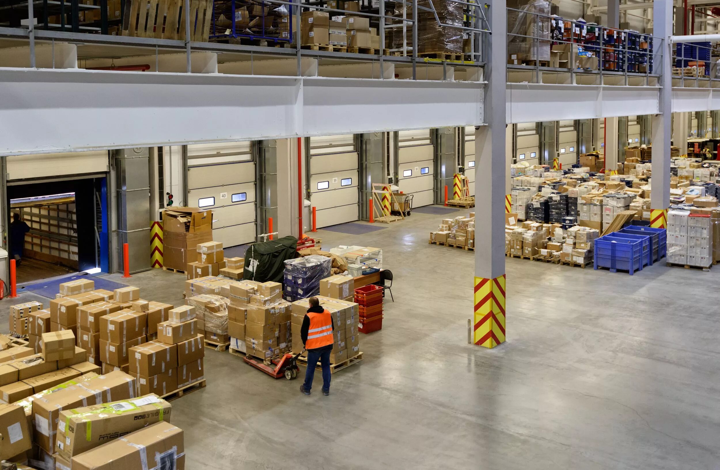 Объект складского хранения. Хранение на складе. Складское хранение. Стеллаж складской паллетный. Хранение на складе.