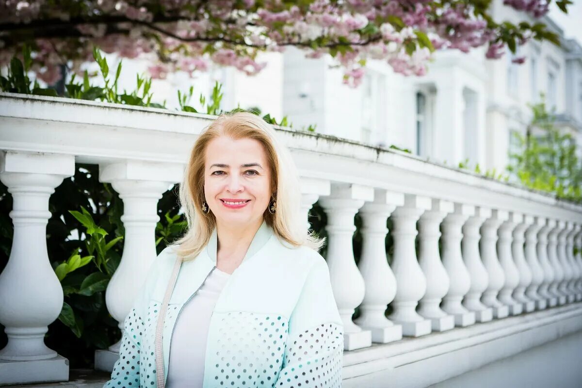 Замужняя англичанка. Леди дэй в англии. Толстые англичанки. Женщины англии. Скачки grand national ladys day.