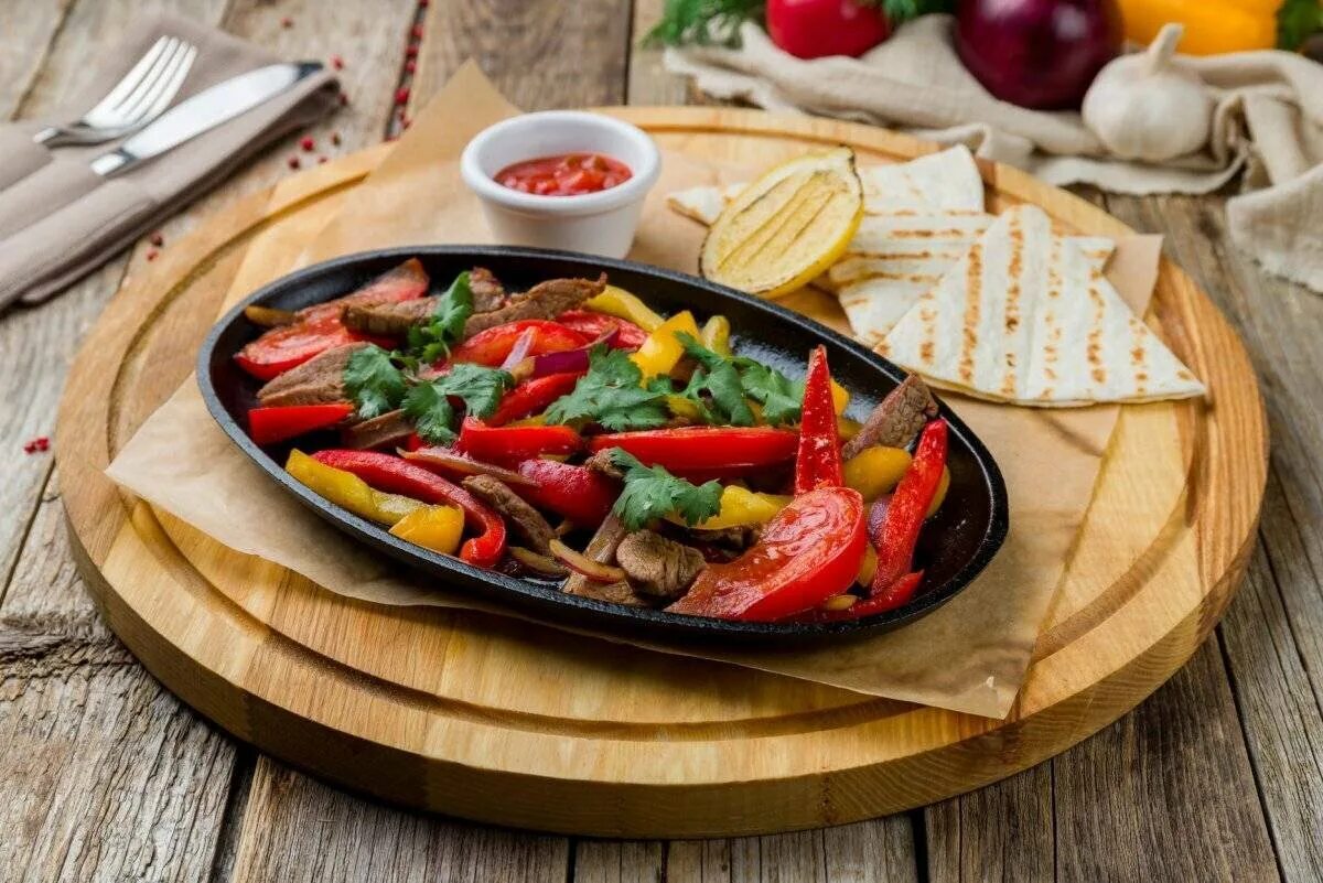 Национальная еда мексики такос. Национальные мексиканские блюда. Острые мексиканские блюда. Мексиканская кухня чили кон карне. Мексиканская кухня в мексике.