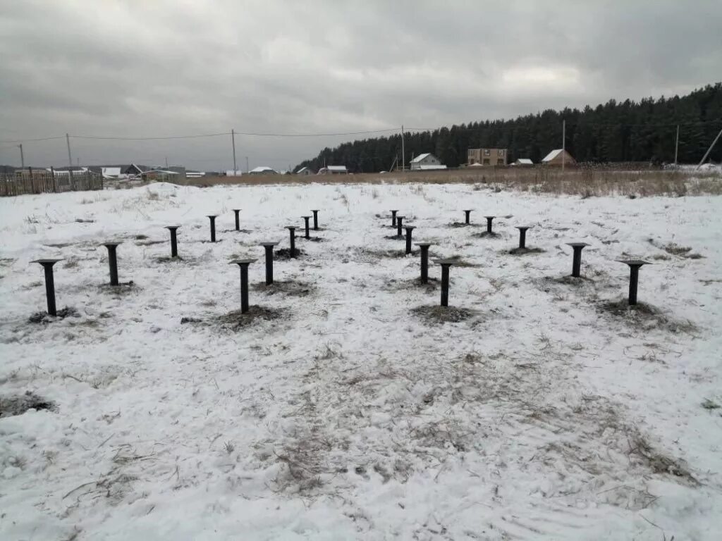 Винтовой фундамент зимой. Винтовые сваи зимой. Монтаж винтовых свай зимой. Свайный фундамент зимой. Монтаж винтовых свай зимой.