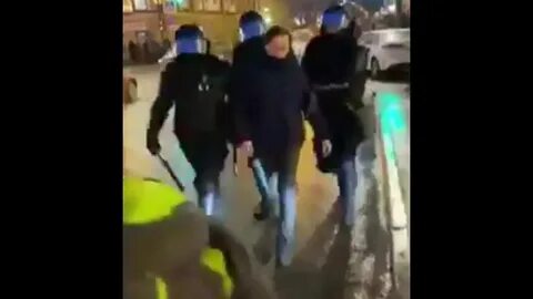 Били ногами в животы