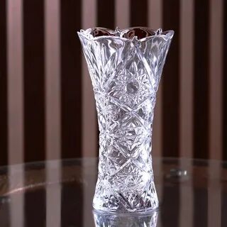 Хрустальная ваза стоит на столе